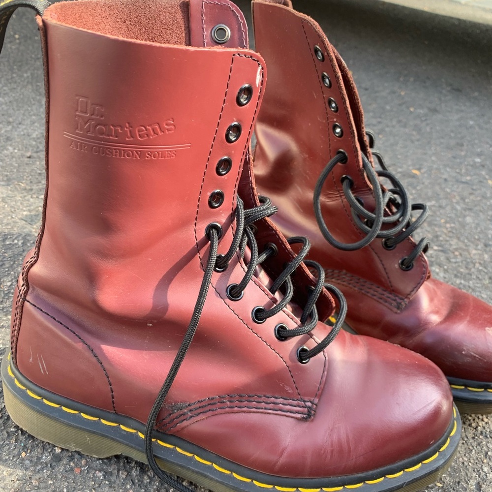 Maroon 10 eyelet Doc Martens